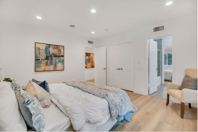 Building Photo - 16047 Meadowcrest Rd