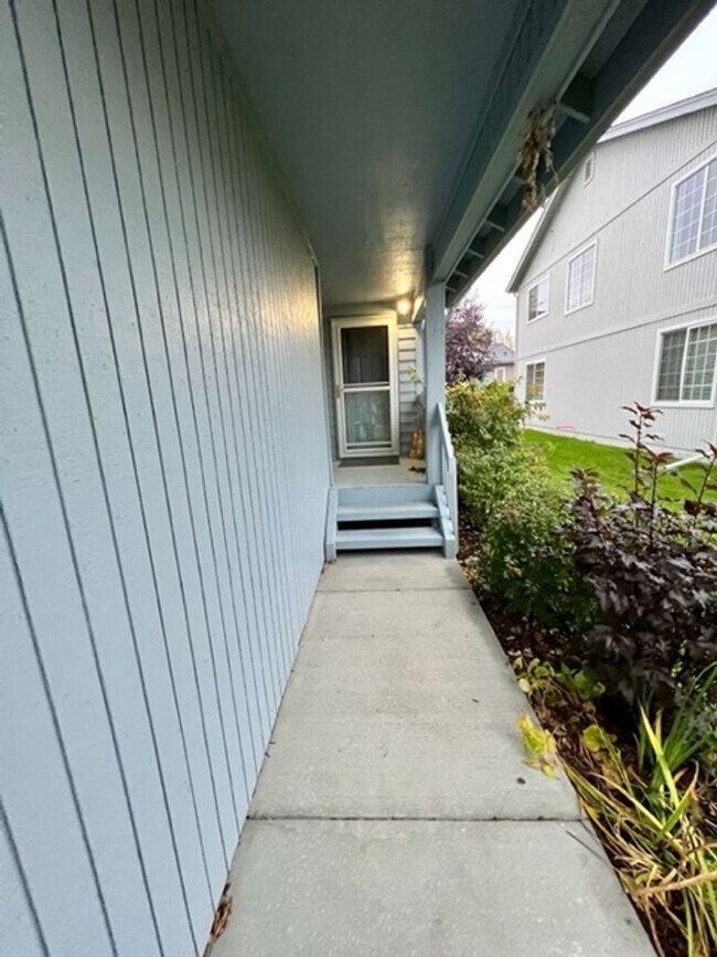 Building Photo - Updated 3 Bedroom Condo!