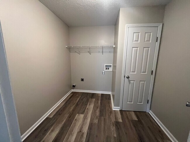 Building Photo - Charming three bedroom two bath home that is located close to MCAS New River and Stone Bay. Just ...