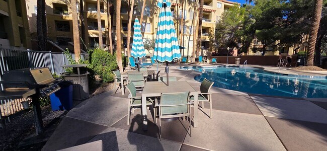 Building Photo - Short or long term available! Beautiful furnished 1 bedroom located in the heart of the strip!
