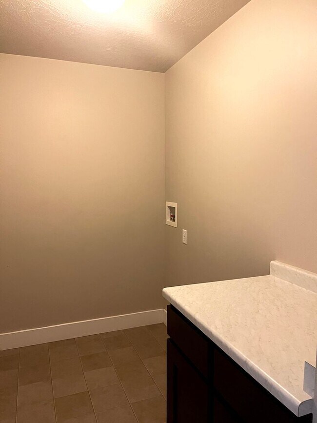 Building Photo - Beautiful townhome near Thanksgiving Point for rent