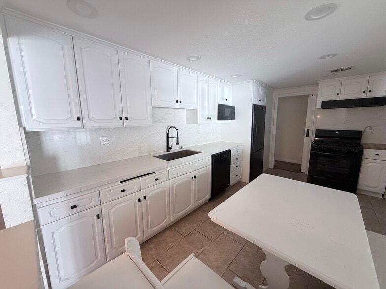 Building Photo - 11130 Canby Ave