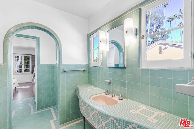 Building Photo - 1530 Valley View Rd