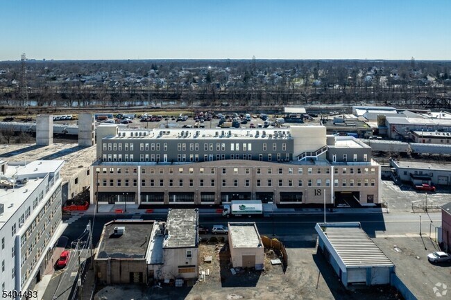 Building Photo - 18 W Main St