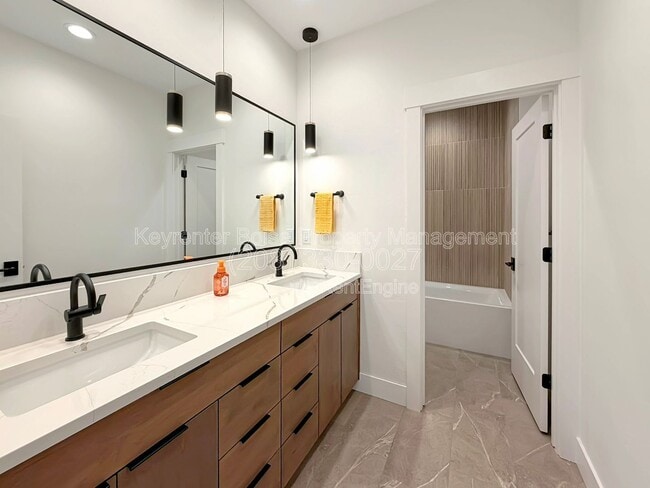 Building Photo - 819 N Danville Ave