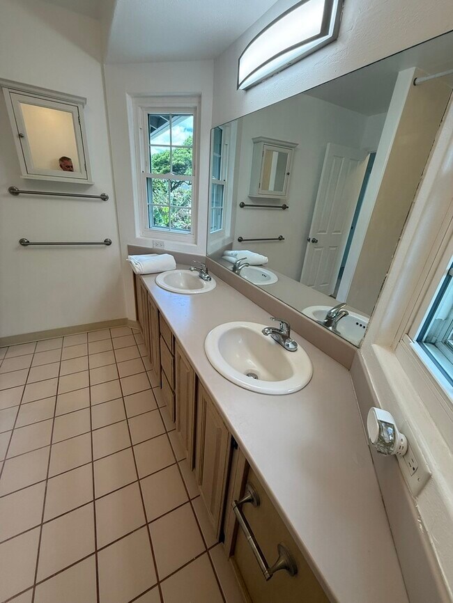 Building Photo - Beautifully Renovated 5-Bedroom Home | Spa...