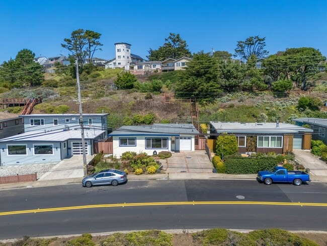 Building Photo - Pacific Ocean and Hillside Views