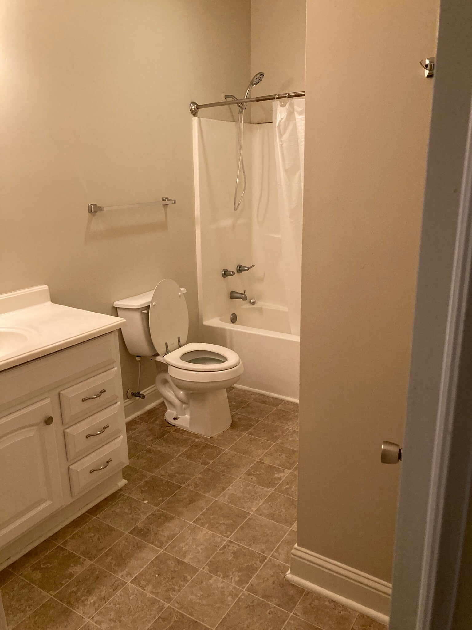 Full bathroom - 138 Briarwood Ct