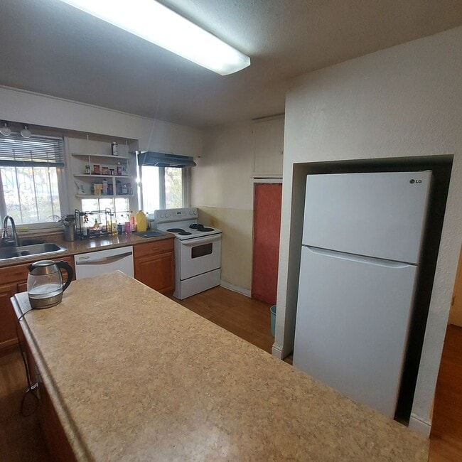 Building Photo - Spacious 5 bedroom home in Carmichael