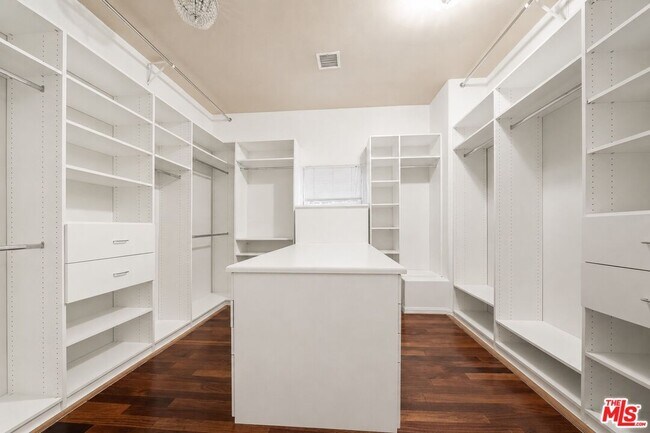 Building Photo - 1109 Pine Dr
