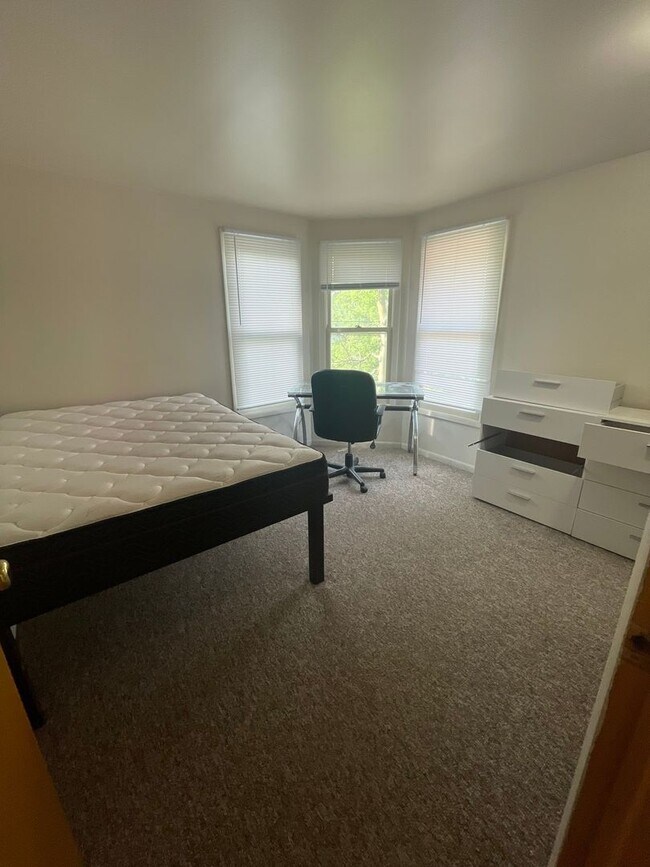 Building Photo - 926 Sylvan Ave