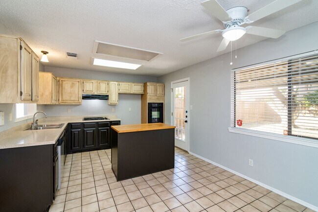 Building Photo - Charming 3 Bedroom Home