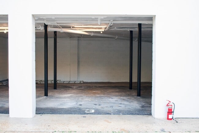 Building Photo - 606 E Park Ave