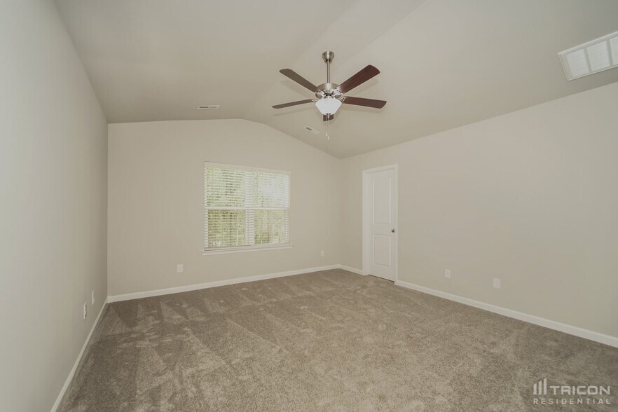 Building Photo - 221 Spring Knoll Dr