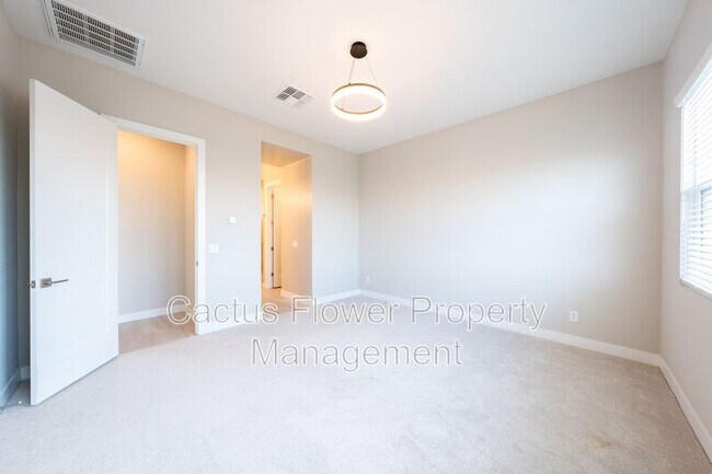 Building Photo - 3130 E Alicia Dr