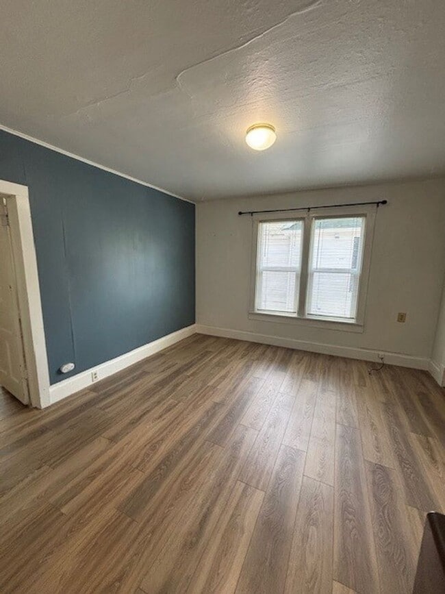 Building Photo - Cozy Upper Unit Close to Campus