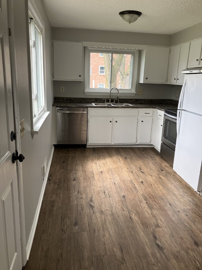 Building Photo - Available May 1!  Spacious 3 BR, 1.5 Bath in East Rochester