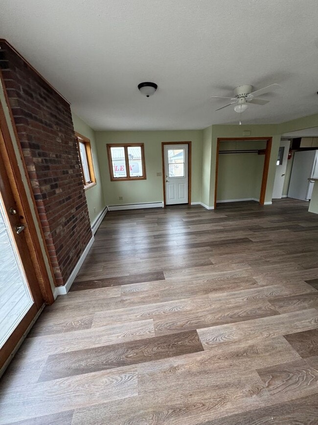 Building Photo - Spacious 3 Bedroom Home Available Now