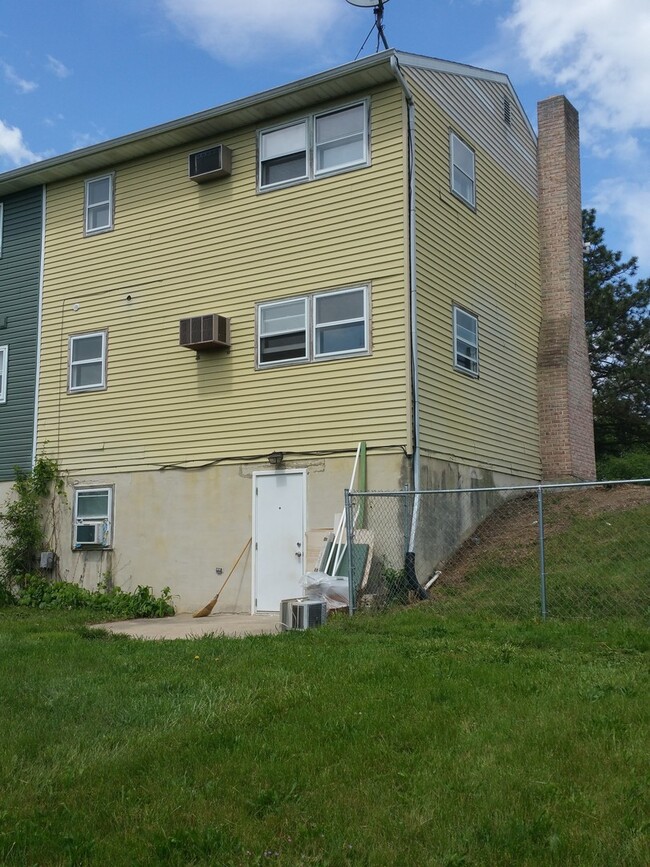 Building Photo - Spacious 3 Bedroom Townhome