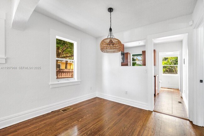 Building Photo - 416 S L St