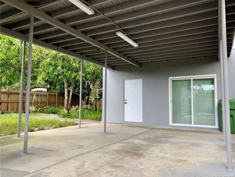 Building Photo - 112 SW 67th Ave