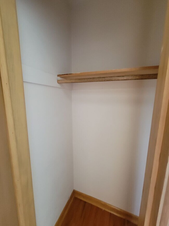 Building Photo - Great Home in quiet Waterloo Neighborhood