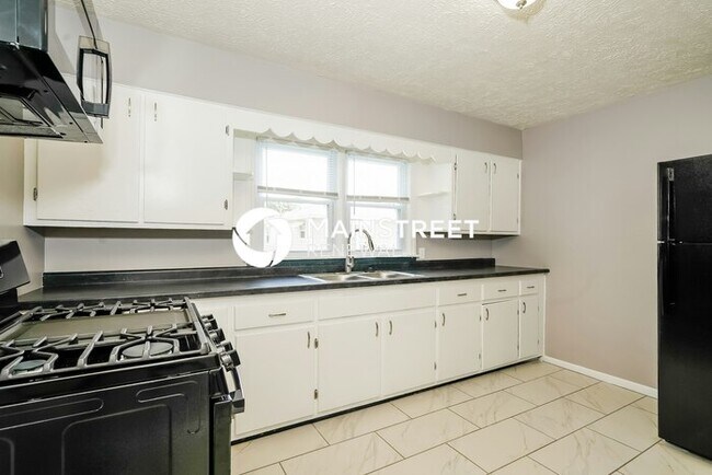 Building Photo - 3 Bedroom Pet-Friendly Home in PLAINFIELD, IN with Main Street Renewal