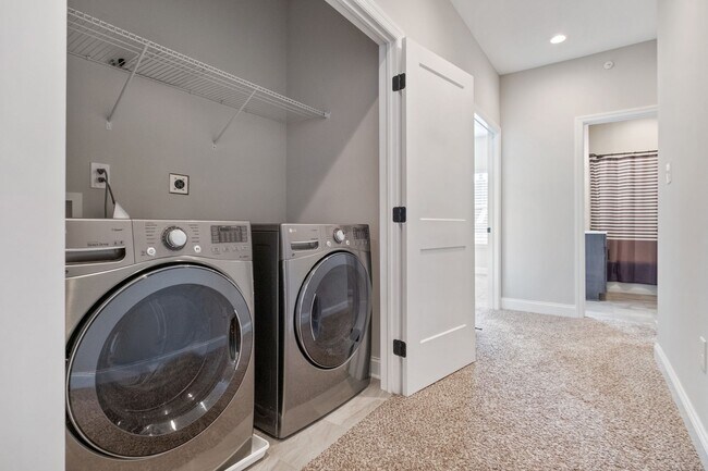 Building Photo - Luxury 3-Bedroom, 4-Bathroom House in Sout...