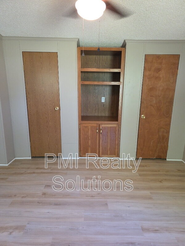 Building Photo - 305 W Dixieland Ave