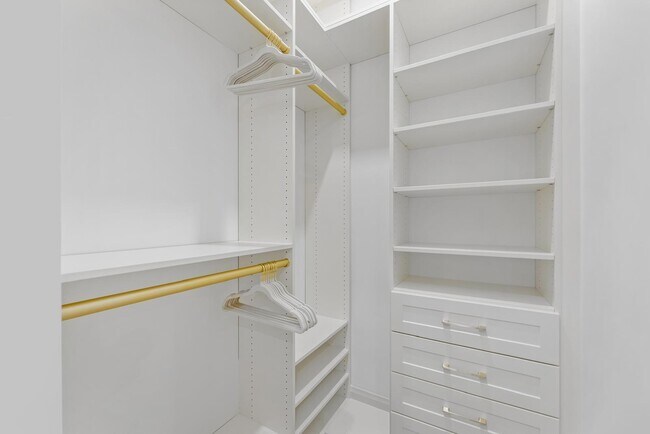 Building Photo - 220 S Swinton Ave