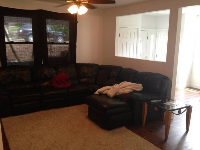 Building Photo - Cozy Rental - South Side