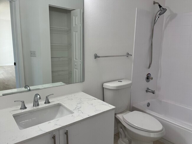 Building Photo - 5024 Lantana Rd