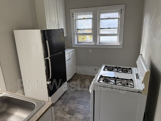 Building Photo - 448 Thomas St SE