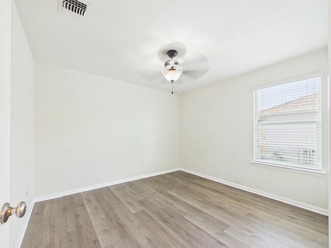 Building Photo - Spacious one-level home in Glenwood!