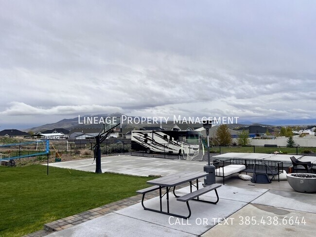 Building Photo - 9722 N Horizon Dr