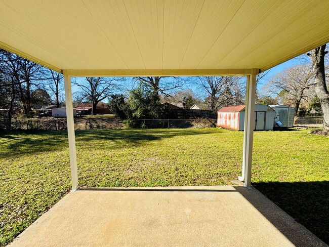 Building Photo - Dreamy 3-Bedroom