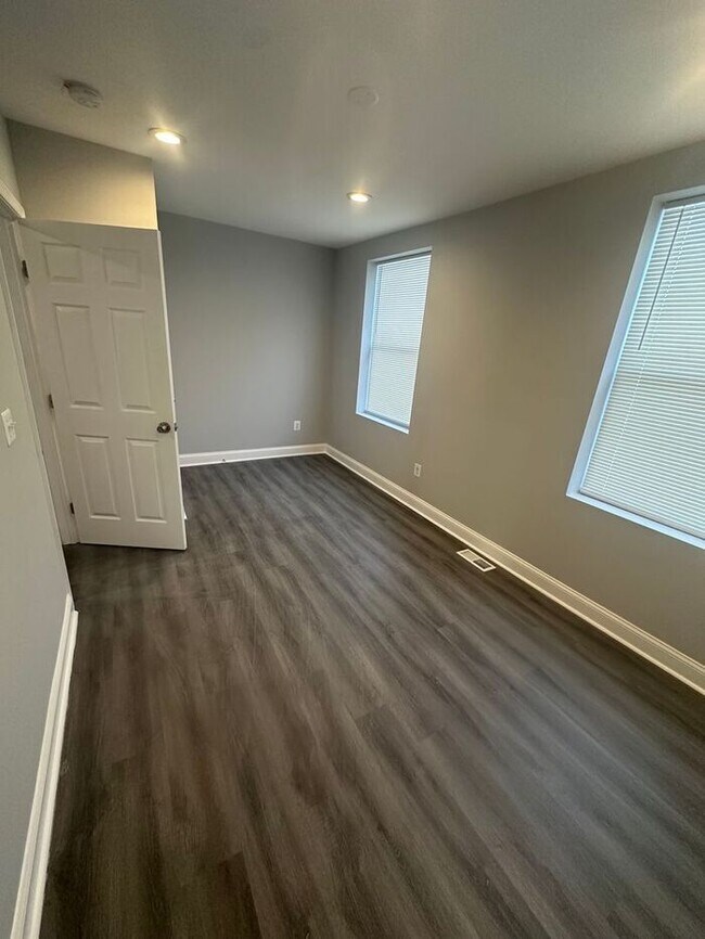 Building Photo - 4 Bedroom Spacious House