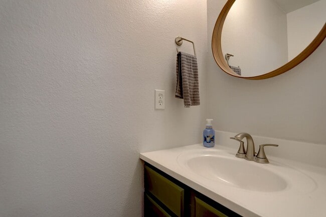 Building Photo - Wonderful 2 bed 2 bath Townhouse with Fire...