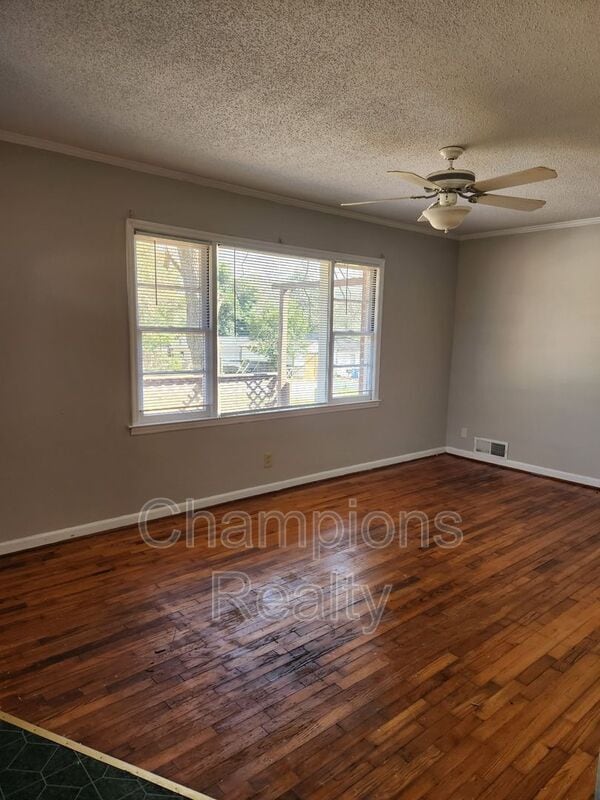 Building Photo - 5415 Eugenia Ave