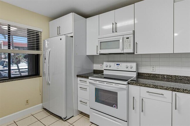 Building Photo - 434 Lakeview Dr