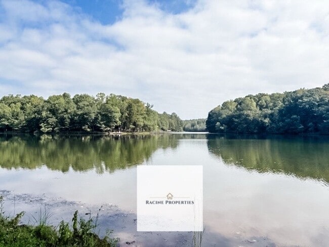 Building Photo - Stunning Lakefront Retreat in Inman, SC