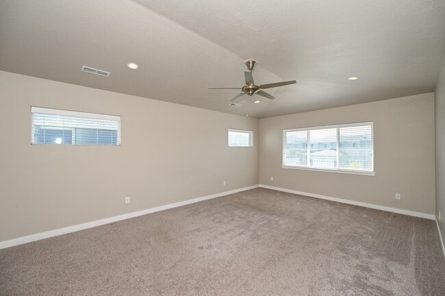 Building Photo - Beautiful Spacious Home in Bluffdale!