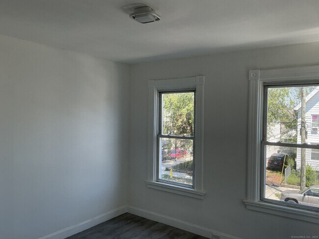 Building Photo - 274 Lloyd St