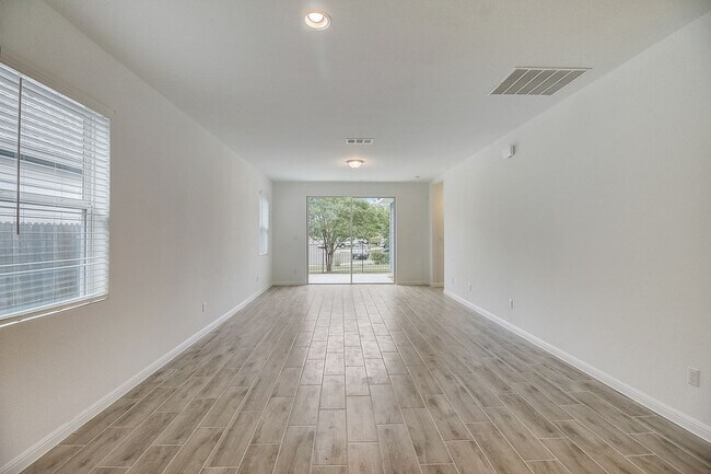 Building Photo - 117 Lacey Oak Lp