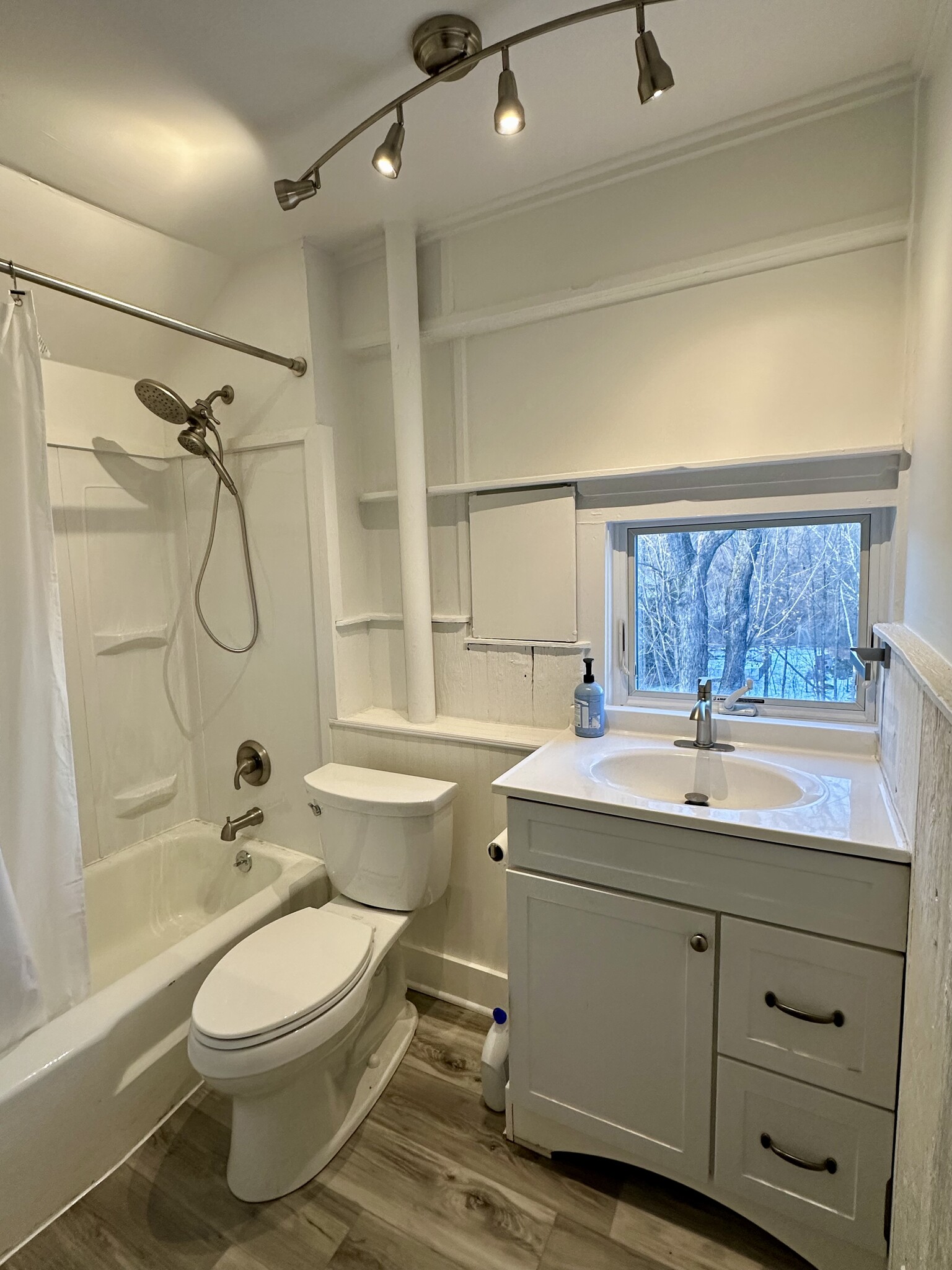 2nd floor bathroom with bath - 20 Echo Valley Rd