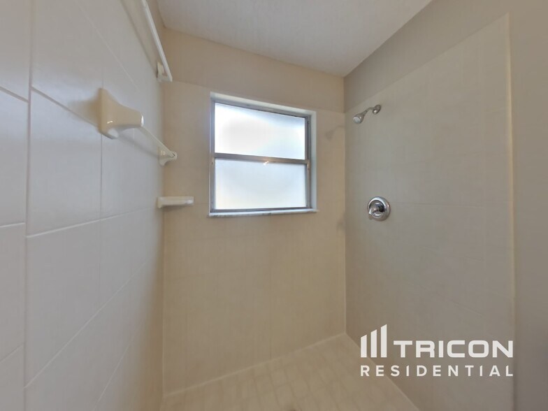 Building Photo - 2600 Malibu Cir