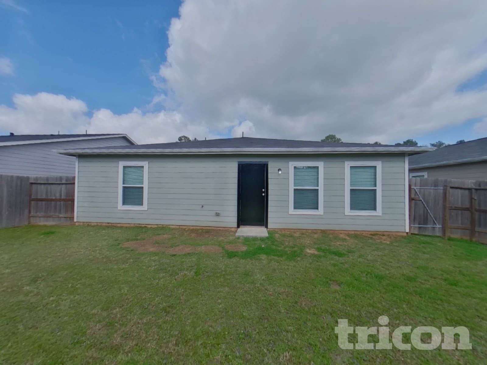 Building Photo - 15676 Del Norte Dr