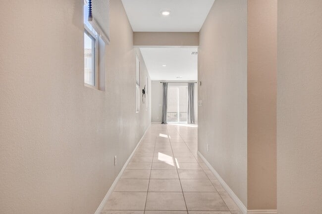 Building Photo - Gorgeous 4 Bedroom, 2 Story Home in SW/Mou...