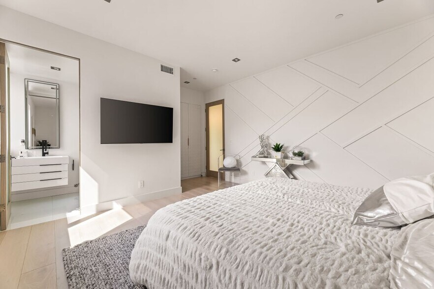 Building Photo - 5170 Medina Rd