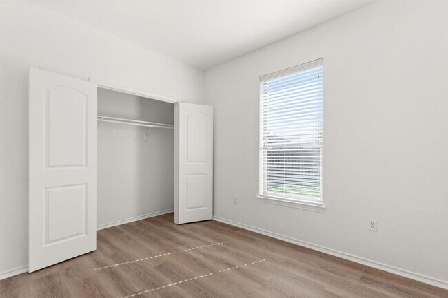 Building Photo - 586 Creekside Cir